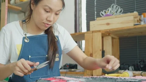 Crafting Textiles with Precision and Care Vidéo 342281715