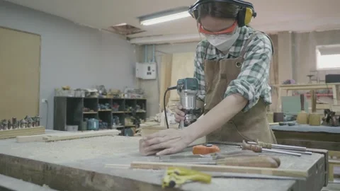 Crafting Woodwork: A Focused Artisan at Work Vidéo 342281682