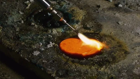 Craftman melts the silver on the table Video stock 82318124