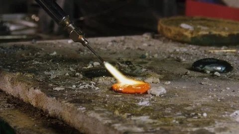 Craftman melts the silver on the table Video stock 82318155