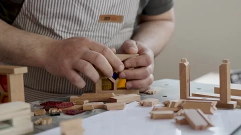 Craftsman assembling a miniature wooden frame with colorful stained glass p.. Vidéo 334740466