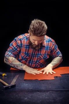 Craftsman creates a new leatherwork Foto stock
