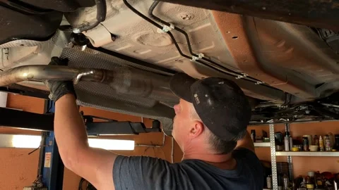 A craftsman disassembles a car in his workshop. Vídeos de archivo 255022250
