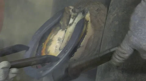 A craftsman farrier replace horseshoes 스톡 동영상 62478505