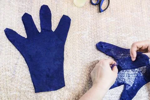 Craftsman forms back side of glove on the pattern workshop of hand making ... Stockfoto's