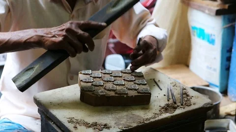 Craftsman making a wooden block for Block Printing for Textile in India. Mu.. Stockbeeldmateriaal 74588198