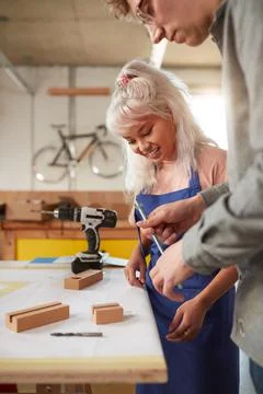 Craftsman Mentoring Female Apprentice In Workshop Building Sustainable Bamboo Fotos de archivo