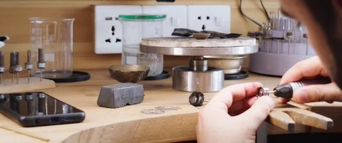 Craftsman Polishing a Silver Ring with a Rotary Tool at the Bench Vídeo Stock 342562544