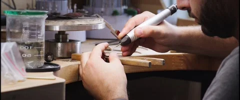 Craftsman Polishing a Silver Ring with a Rotary Tool at a Workbench Vídeo Stock 342563094