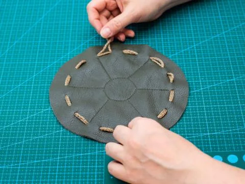 Craftsman pulls the drawstring in the flat pouch Foto stock