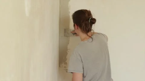 Craftsman sealing drywall wall corner seam with plaster Vídeo Stock 340610670