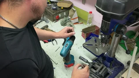 The craftsman selects a drill bit for an electric screwdriver. Vidéo 253090418