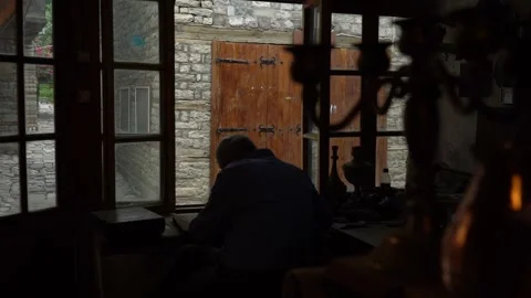 Craftsman strikes patterns on copper vessels with a hammer in his hand 스톡 동영상 329392891