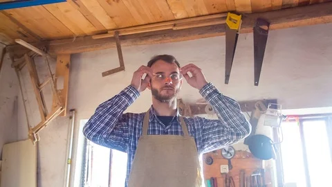 A craftsman uses protective glasses 動画素材 87655966