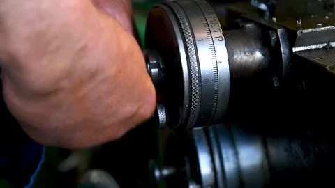 Craftsman using the obsolete lathe 動画素材 252521716