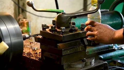 Craftsman using the obsolete lathe Vídeo Stock 253085554