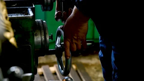 Craftsman using the obsolete lathe Vídeo Stock 253666761