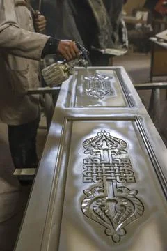 Craftsman at work in a workshop in Marrakesh, Morocco Foto stock
