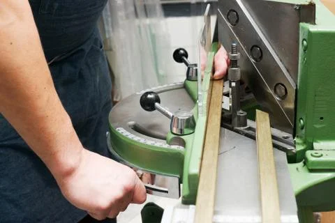 Craftsman working on frame in frameshop. Foto stock