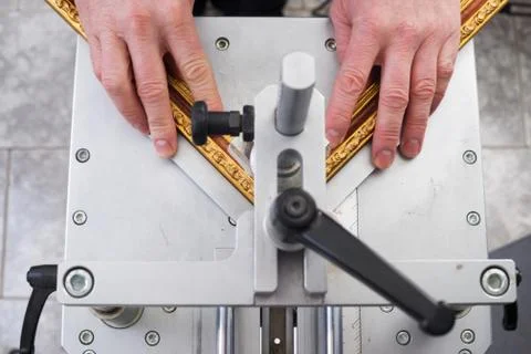 Craftsman working on frame in frameshop. Foto stock
