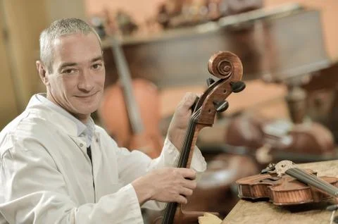 Craftsman working in workshop lutemaker Stock-Fotos