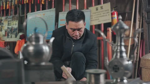Craftsmen make various iron products in the shop, China Stockbeeldmateriaal 141008103