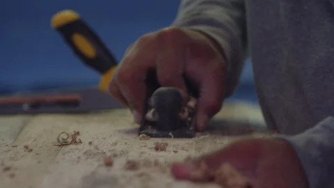 Craftsperson uses a planer to shape a surfboard Vídeo Stock 118618822