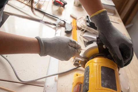 Craftswoman using a yellow machine 03 Stock-Fotos