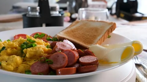 Crambled Eggs Breakfast with Sausage and Toast Cooking Video Vídeos de archivo 332341711