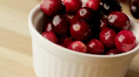 Cranberries falling into pot Vidéo 12704906