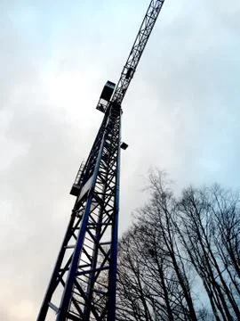 Crane against the sky, construction of a multi-storey house Foto stock