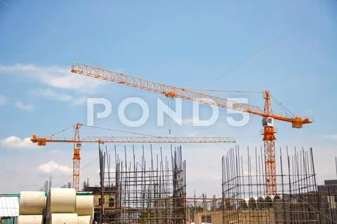 Crane and building Stock Photos