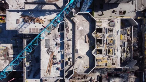 Crane and workers on construction site Vídeos de archivo 241487707
