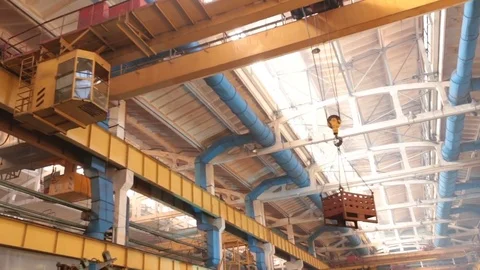 The crane beam delivers the container. At the factory there is a cradle with Vídeos de archivo 80974975