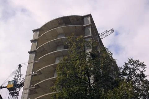 Crane construction of a new building on the background of a blue sky Foto stock