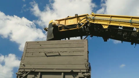 Crane conveyor unloading beetroots of sugar beet from the ground to a truck. 4K 库存影片 86414728