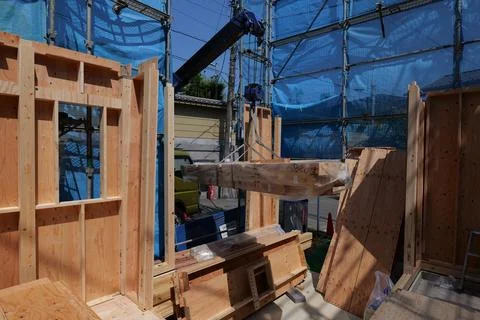 Crane Delivering Structural Materials to Builders During House Construction Foto stock