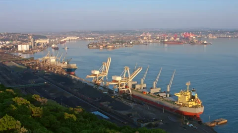 Crane on dock next to container ship in Durban harbour. Vídeos de archivo 63391982