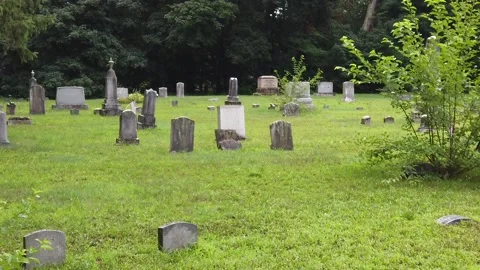 Crane Down to Headstone in Foreground in Old New England Cemetery 库存影片 139899699