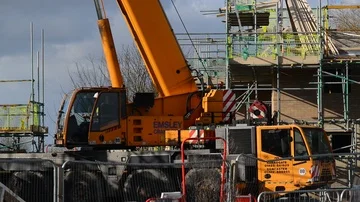 Crane driver disconecting crane hoist on building site selby uk Stock Footage 85925877