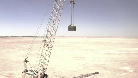 Crane dropping a heavy weight for ground compaction in Riyadh 库存影片 346426533