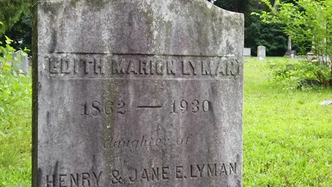 Crane Up from Headstone in Foreground in Old New England Cemetery 库存影片 139899687