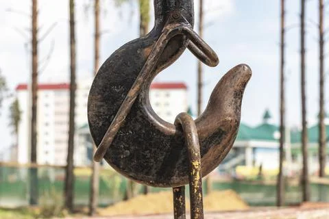 Crane hook for lifting loads. Lifting device for stacking cargo. Stock-Fotos