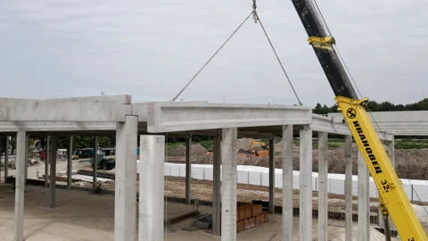 The crane installs the structure on the base of the warehouse 1 Video stock 235716730