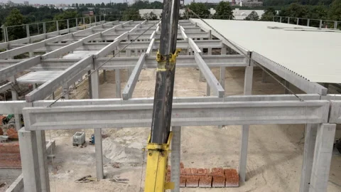 The crane installs the structure on the base of the warehouse Video stock 235716778