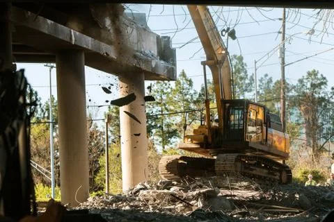 Crane Knocks Debris Off Imploded Atlanta Interstate Bridge Фото