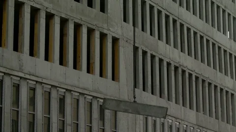 Crane lets down concrete bar at a shell, medium shot Vídeo Stock 82446581