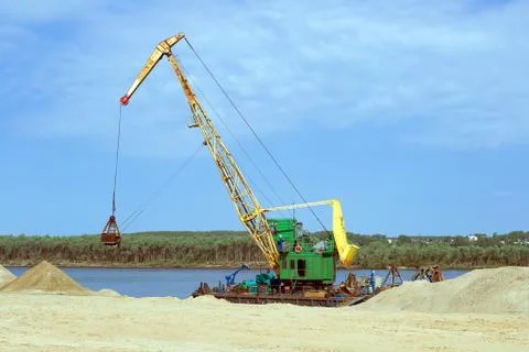 The crane to load river sand Foto stock