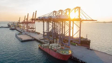 Crane loading cargo container to cargo ship stand by in the international ter Foto stock