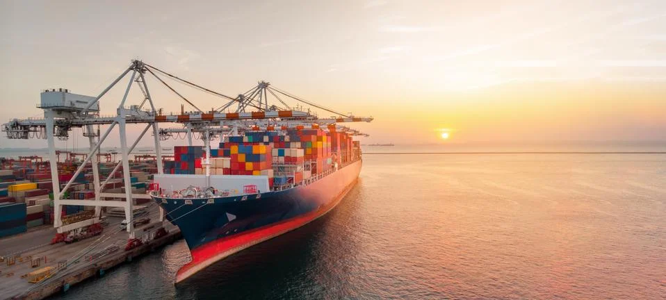 Crane loading cargo container to container ship stand by in the international 스톡 사진